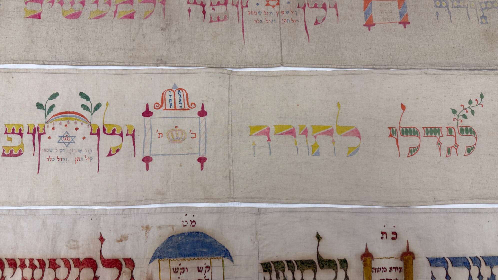 Rückgabe geraubter Torabänder nach Franken