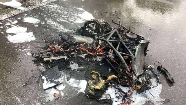 Motorrad zerschellt - Fahrer nur leicht verletzt