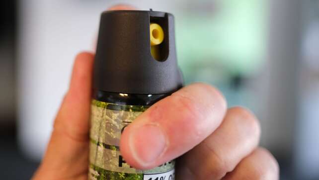 Junge versprüht Pfefferspray - Verletzte bei zwei Vorfällen