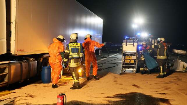 Heckträger verloren, Diesel ausgelaufen - Autobahn dicht