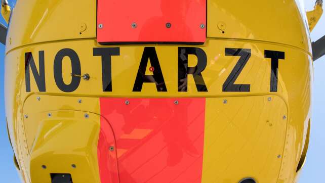 Zwei Motorradfahrer stürzen in Kurve - ein Mann stirbt