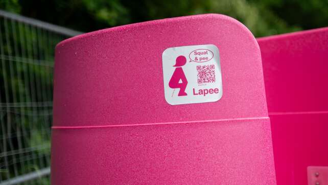 Pinke Urinale für Frauen begeistern bei Rock im Park