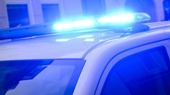 Auto fährt in Menschengruppe - fünf Verletzte