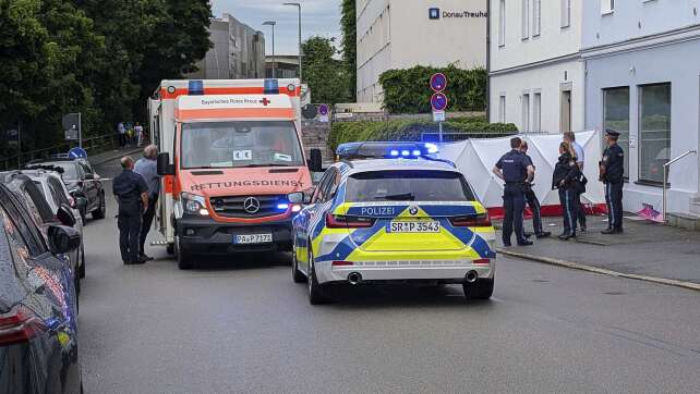 Auto fährt in Menschengruppe - fünf Verletzte