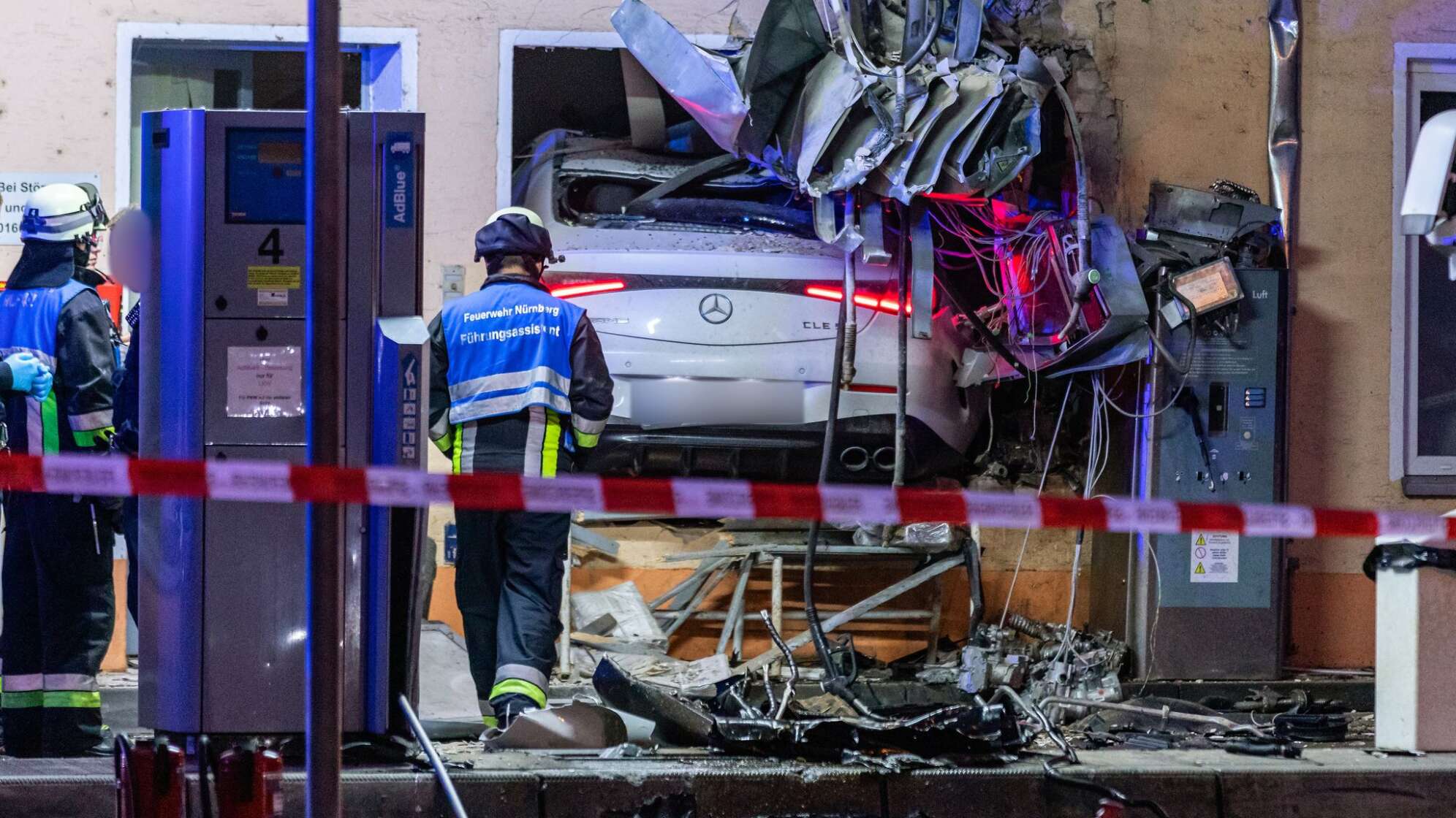 Auto kracht in Tankstelle
