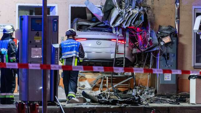 Auto kracht in Tankstelle und reißt Zapfsäule ab