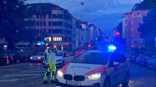 Frau sticht auf Passanten ein - Polizei erschießt sie