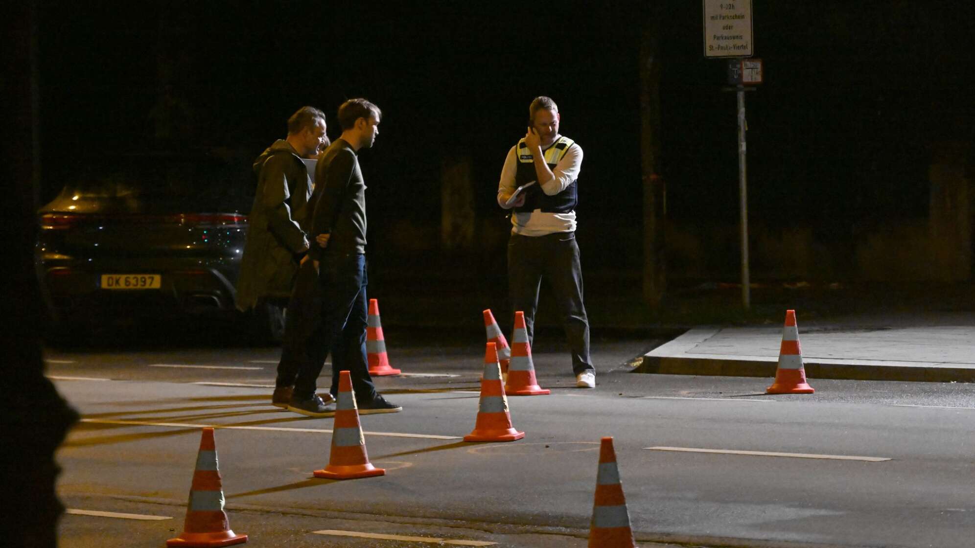 Frau sticht auf Menschen ein - Polizei erschießt sie