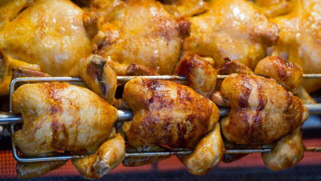 Mann klaut Grillspieß mit gefrorenen Grillhendl aus Festzelt