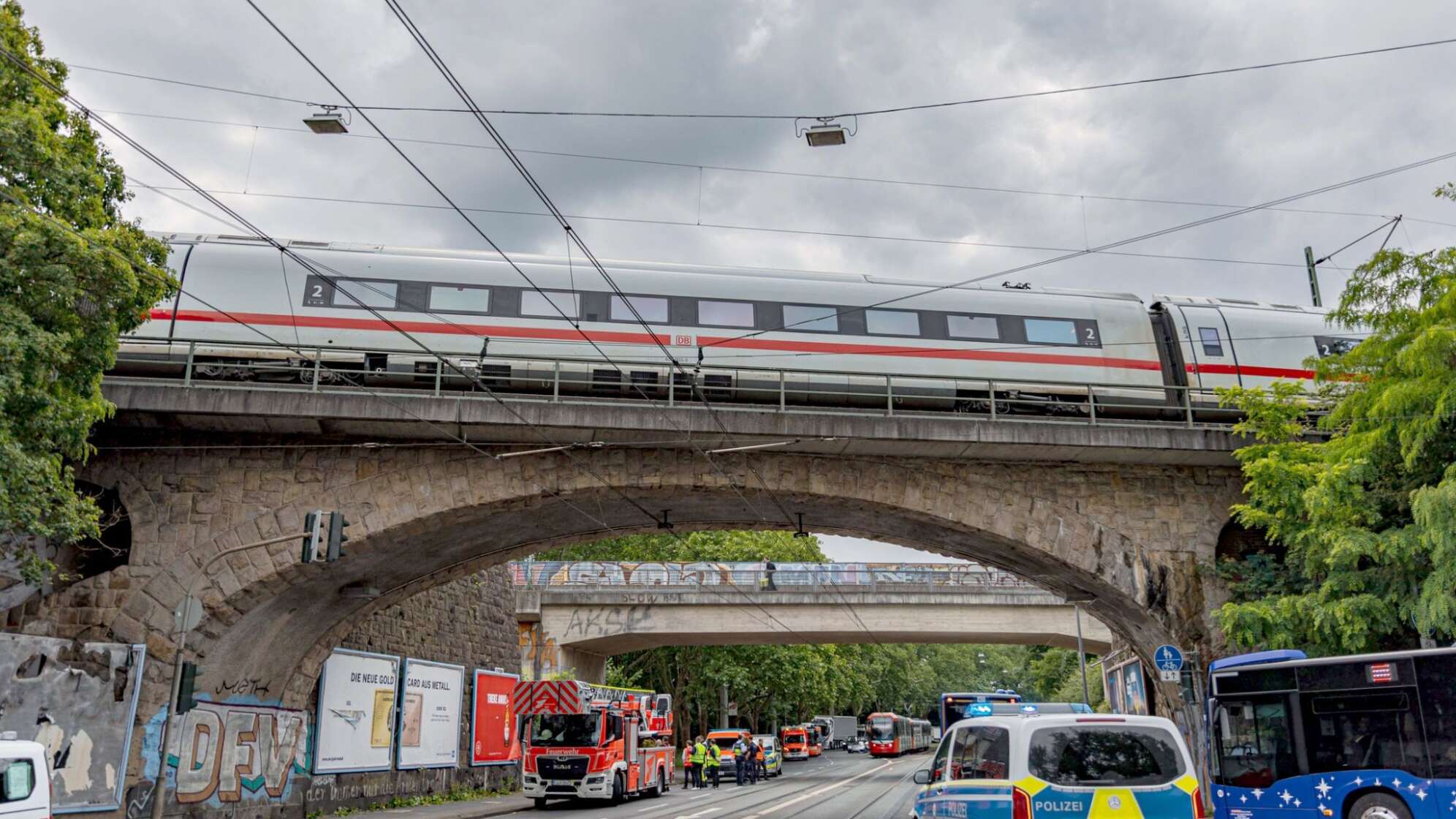 ICE-Unfall -  Fahrgäste müssen stundenlang im Zug ausharren