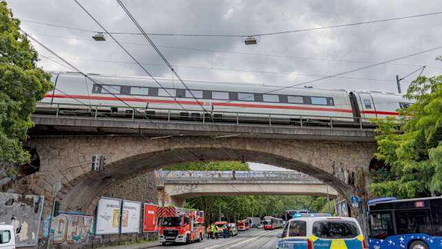ICE-Fahrgäste warten stundenlang in defektem Zug
