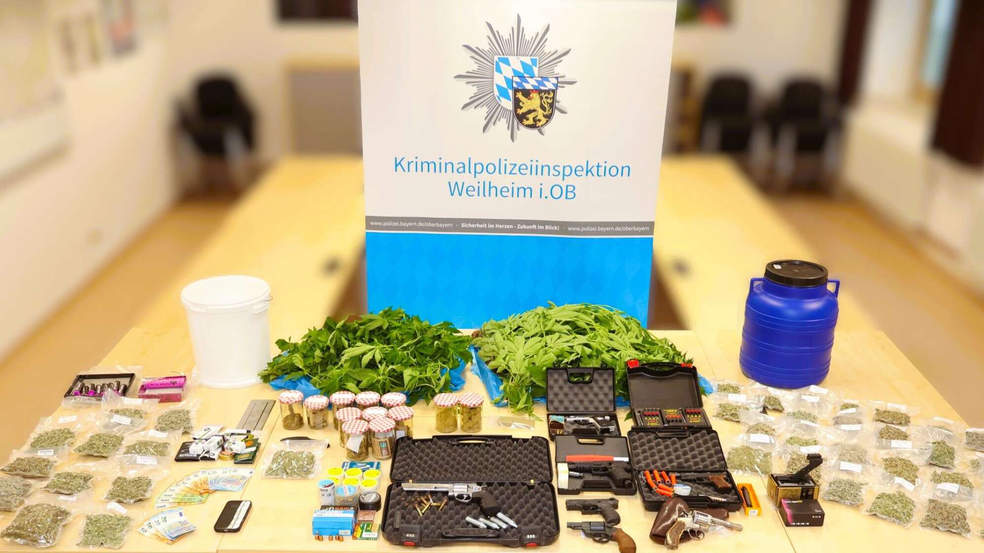 Polizei stellt Drogen und Waffen in Oberbayern sicher