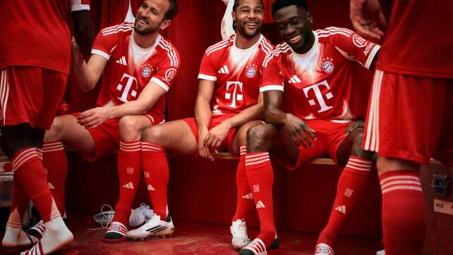 FC Bayern in neuen Trikots bei Club-WM