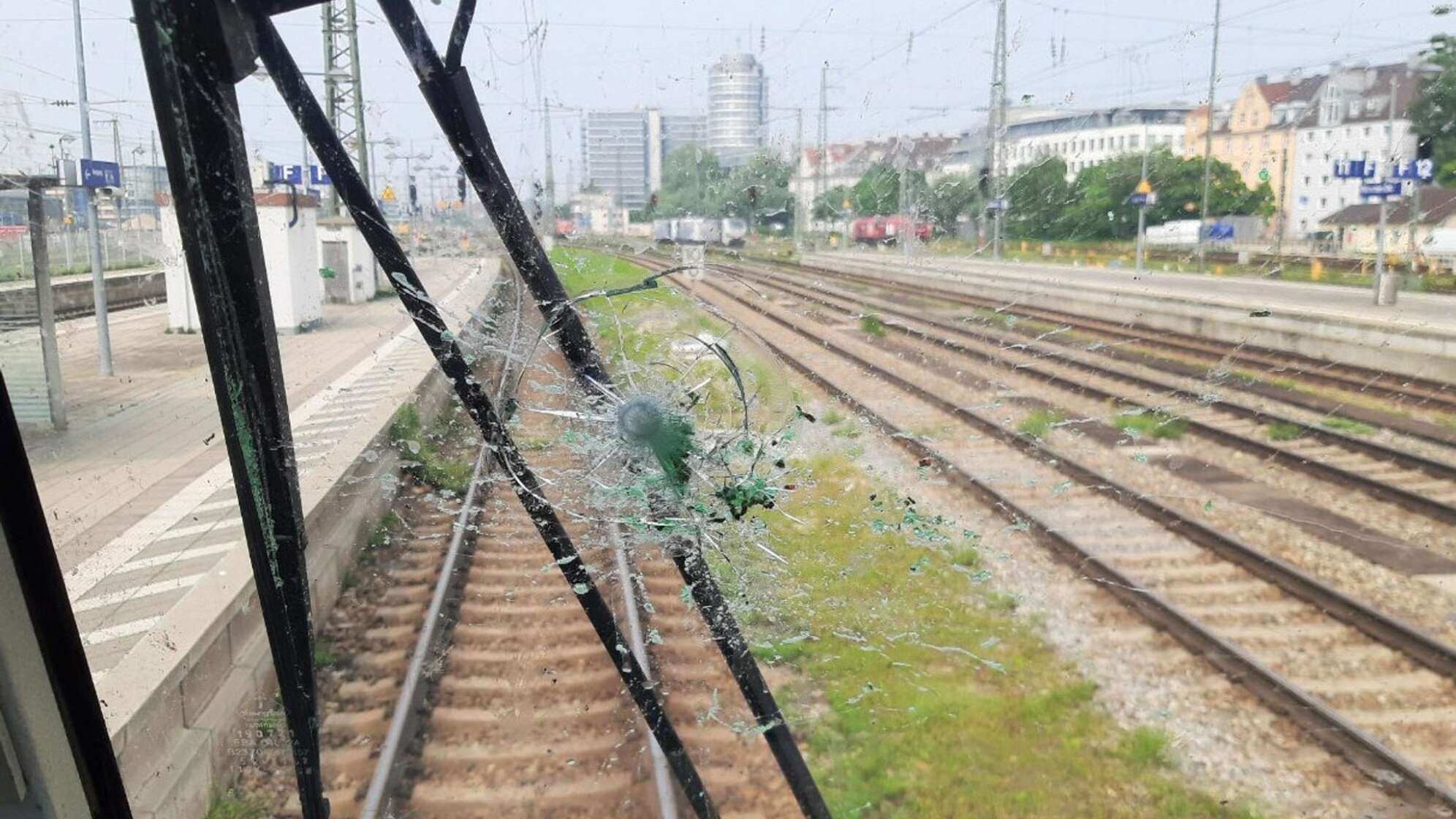 Flaschenwürfe auf Fernzug in München