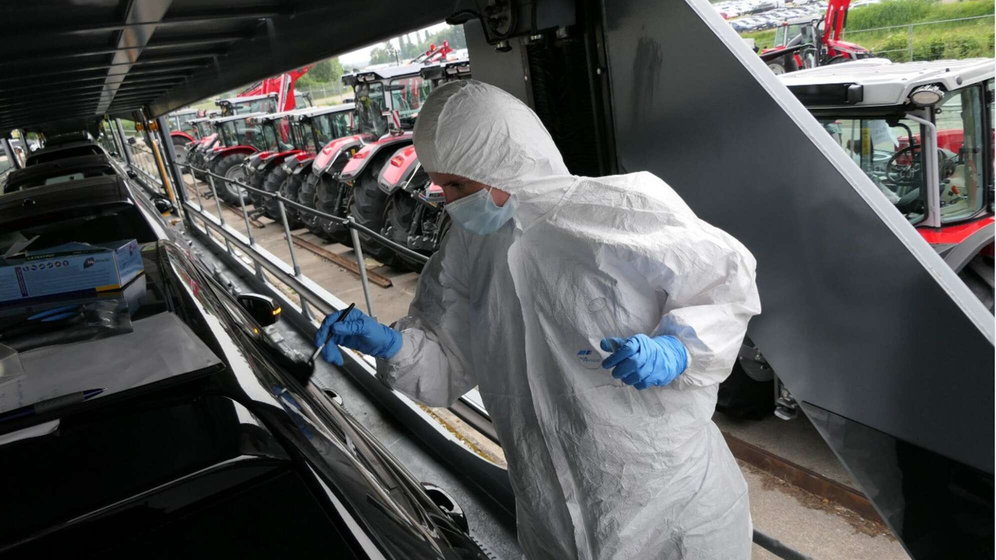 Randalierer beschädigen Neuwagen auf Autozug