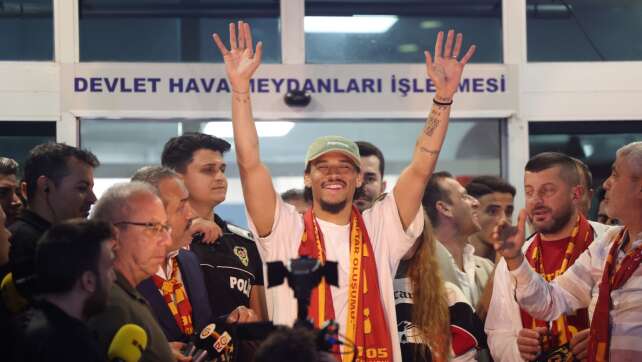 Galatasaray-Fans empfangen Sané nachts in Istanbul