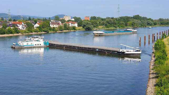 Güterschiff steckt in der Donau fest - schwierige Bergung