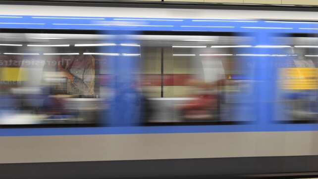 Leere U-Bahn entgleist bei Rangierfahrt - Busse im Einsatz