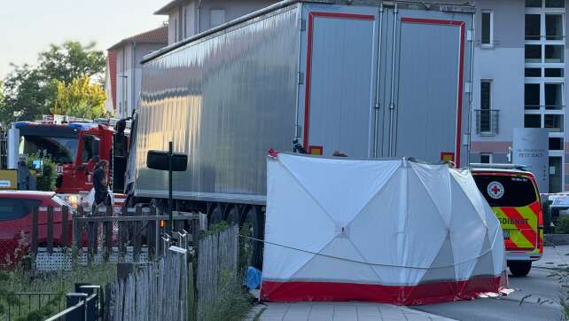 Lkw gerät auf Gegenfahrbahn – Radfahrerin tödlich verletzt
