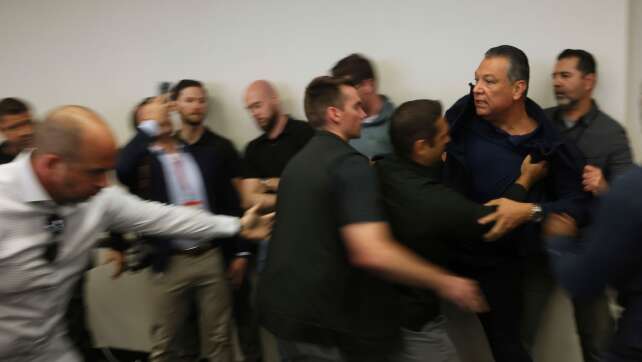 Rabiater Vorfall: US-Senator aus Pressekonferenz gezerrt