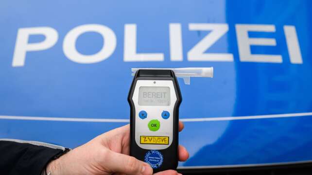 Betrunkener Radler fährt mehrfach gegen Autos