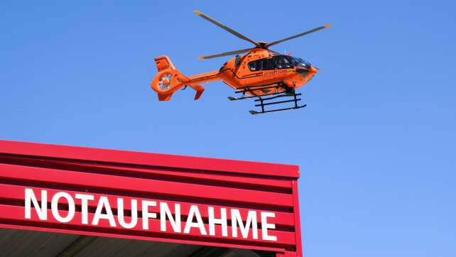 Fahrradfahrer nach Kollision mit Auto in Lebensgefahr