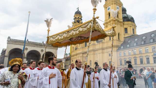 Die alte Pracht - katholische Kirche feiert Fronleichnam