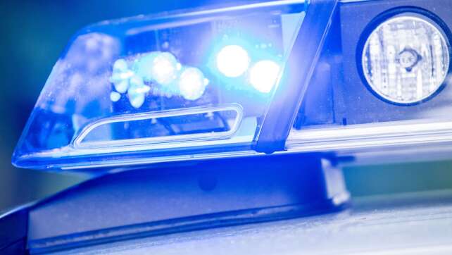 Mann springt von Sprungturm auf Badegast