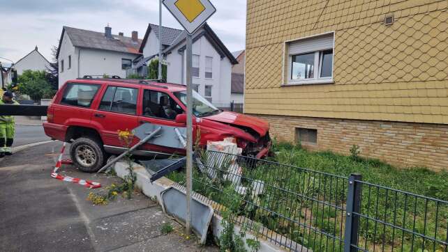Geländewagen landet in Vorgarten