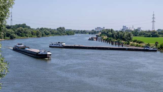 Güterschiff steht auf Donau quer - Bergung weiter schwierig