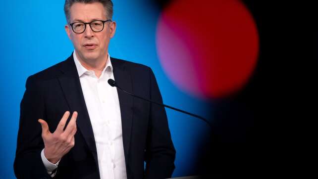 Blume eröffnet Hochschulzentrum für Bayern in Singapur