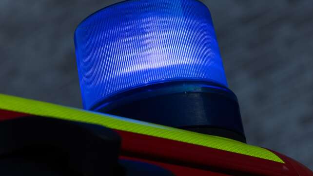 Mann verletzt sich bei Brand von mehreren Bau-Containern