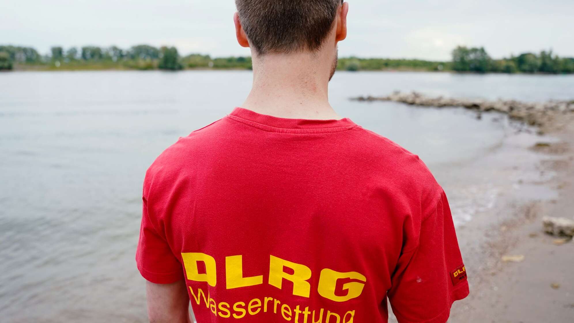 DLRG-Mitglied bei einer Rettungsübung