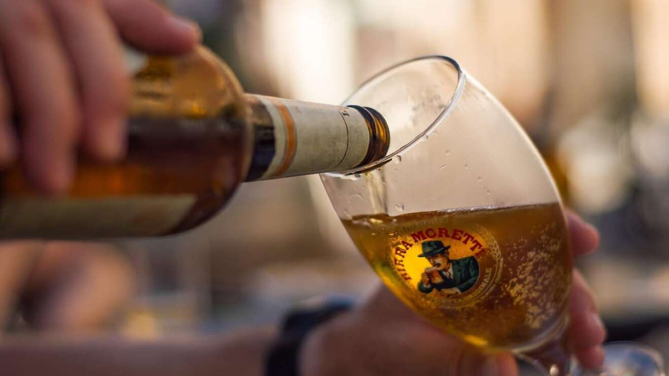 Bier wird ins Glas eingeschenkt