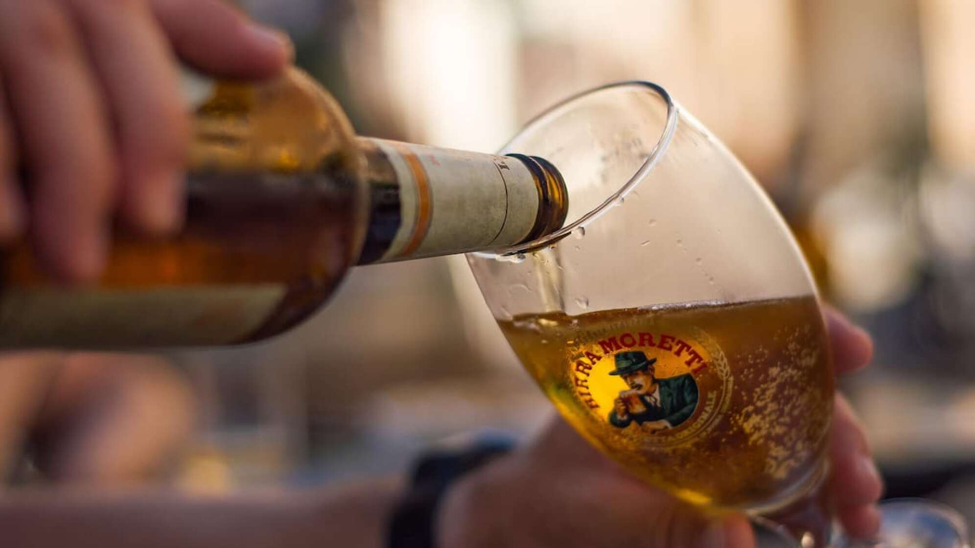 Bier wird ins Glas eingeschenkt