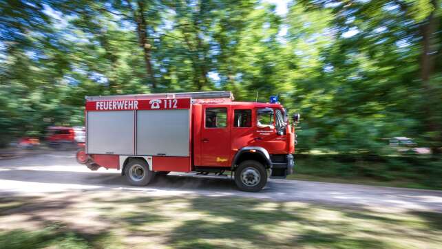 Brand in Lagerhalle - etwa 100 Tonnen Müll in Flammen