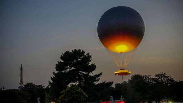 Olympischer Ballon in Paris fliegt wieder