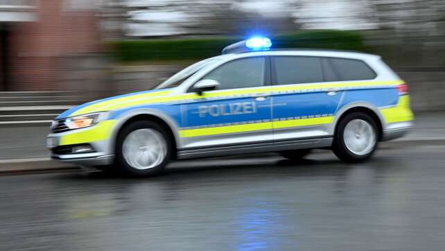 Einbrecher stiehlt zwei Polizeiautos - vier Unfälle