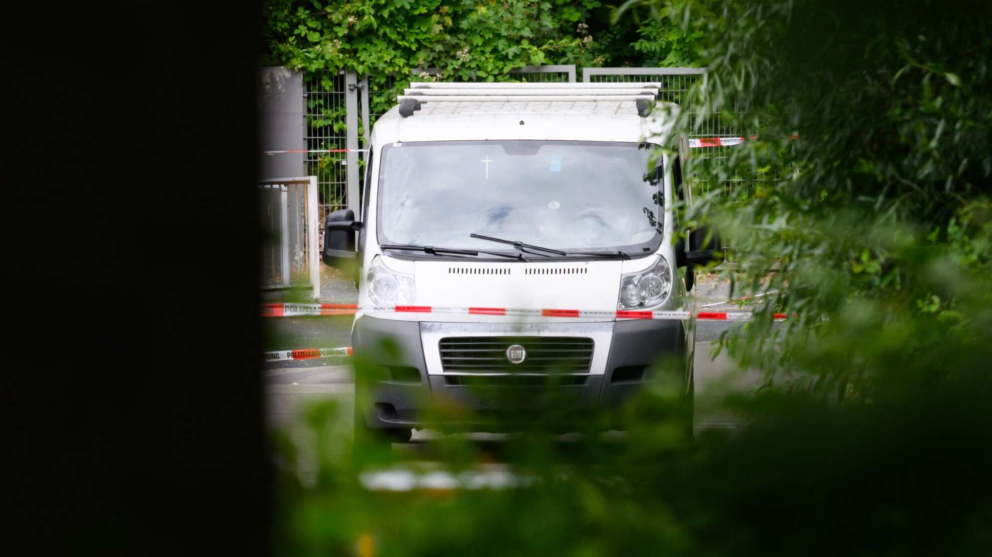 Mann fährt auf Beamtinnen zu – Polizei schießt