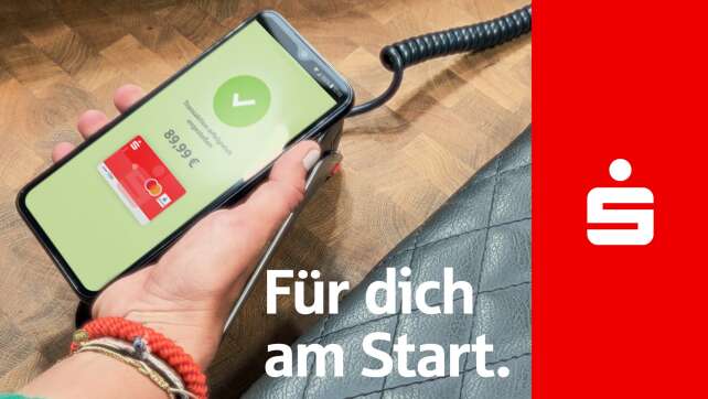 Logo der Sparkasse - zu sehen ist ein Smartphone mit Bezahlbildschirm, dem Logo der Sparkasse und der Aufschrift "Für dich am Start"
