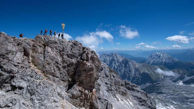 Zugspitze bekommt zweites Gipfelkreuz für sicherere Gipfel-Fotos