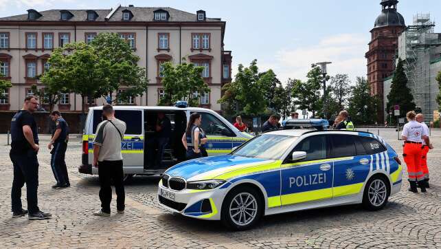 Mann mit Messer gesichtet - Polizei-Großaufgebot an Schule