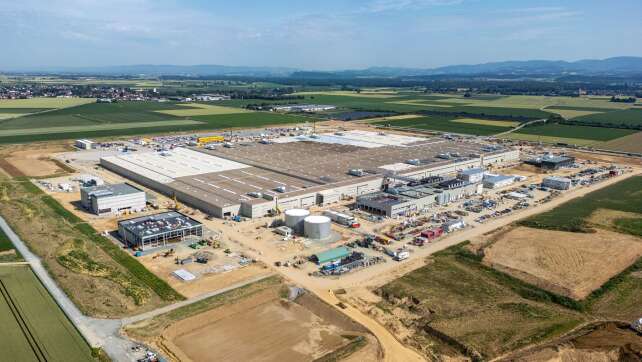 Erste Anlagen kommen ins BMW-Batteriewerk in Niederbayern