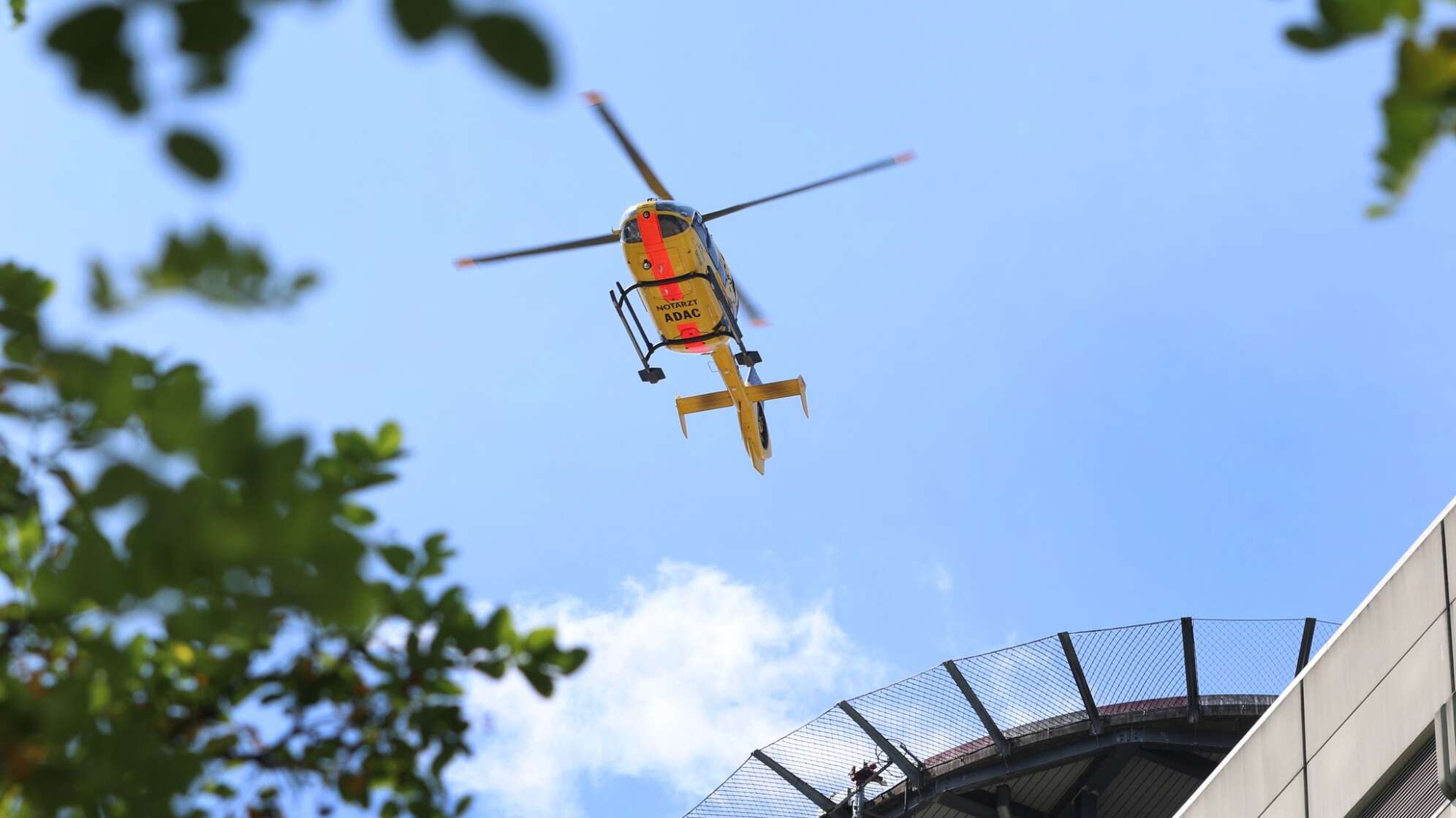 Rettungshubschrauber startet vom Klinikdach