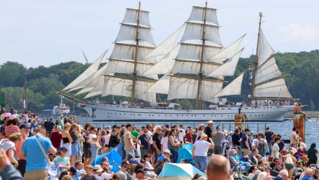 Rund 170.000 Menschen bei Windjammerparade in Kiel