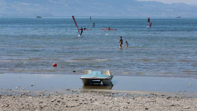 Junger Mann geht vor Augen seiner Freunde im Bodensee unter