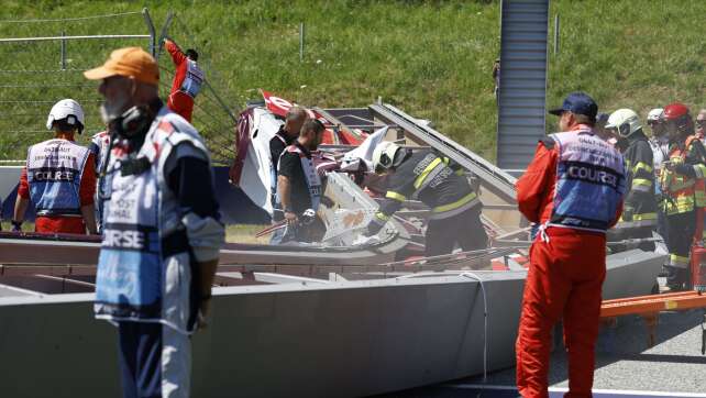 Formel-1-Werbebrücke kracht in Spielberg auf Strecke