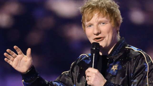 Ed Sheeran spielt Überraschungskonzert vor Stuttgarter Oper