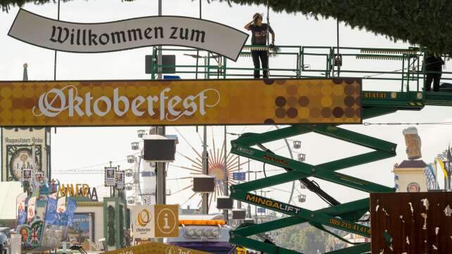 Festzelte und Riesenrad: Aufbau fürs Oktoberfest fängt an