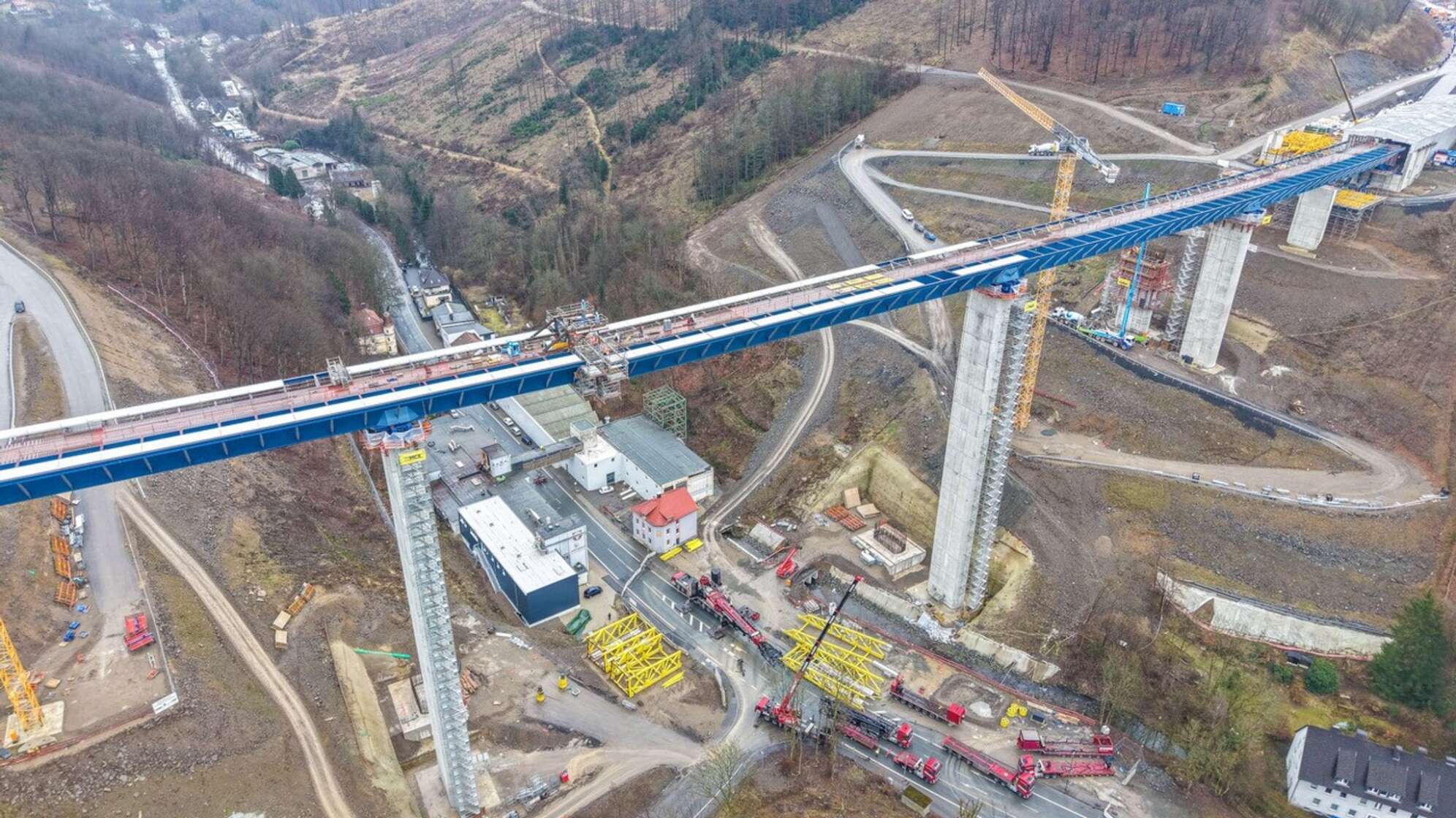 Stahlteile der neuen Rahmedetalbrücke werden verbunden